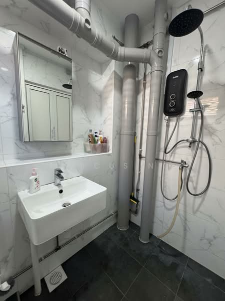 736 Jurong West Street 75, 736 Jurong West Street 75, 3 Bedrooms, 1,432 sqft, HDB Flat For Sale, by Marcus Ng, 500155843 - Bathroom - PropertyGuru.com.sg