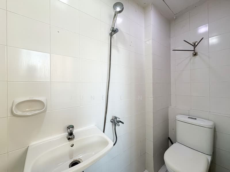 Estella Gardens, 29 Flora Road, 3 Bedrooms, 1,259 sqft, Condominium For Rent, by June Ling, 500155850 - Bathroom - PropertyGuru.com.sg