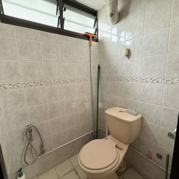 11 Holland Drive, 11 Holland Drive, 2 Bedrooms, 700 sqft, HDB Flat For Sale, by Pearl Goh 吴素菁, 500155851 - Bathroom - PropertyGuru.com.sg
