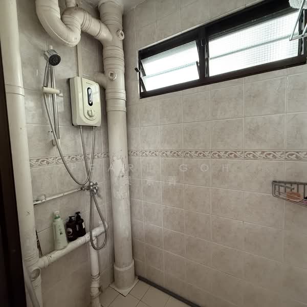 11 Holland Drive, 11 Holland Drive, 2 Bedrooms, 700 sqft, HDB Flat For Sale, by Pearl Goh 吴素菁, 500155851 - Bathroom - PropertyGuru.com.sg