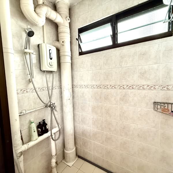11 Holland Drive, 11 Holland Drive, 2 Bedrooms, 700 sqft, HDB Flat For Sale, by Pearl Goh 吴素菁, 500155851 - Bathroom - PropertyGuru.com.sg