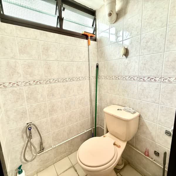 11 Holland Drive, 11 Holland Drive, 2 Bedrooms, 700 sqft, HDB Flat For Sale, by Pearl Goh 吴素菁, 500155851 - Bathroom - PropertyGuru.com.sg