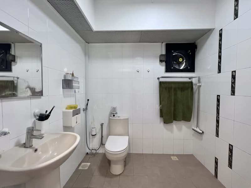 211B Compassvale Lane, 211B Compassvale Lane, 3 Bedrooms, 1,001 sqft, HDB Flat For Sale, by Nate Lim, 500155855 - Bathroom - PropertyGuru.com.sg