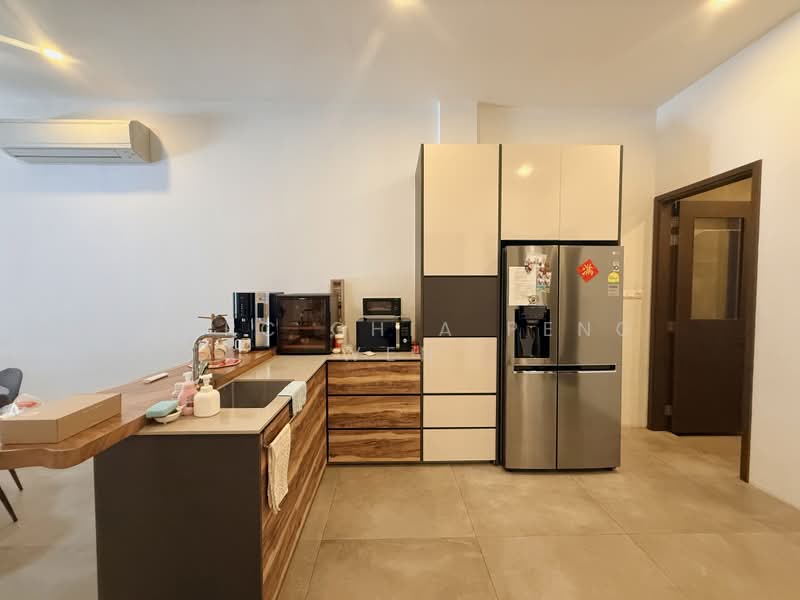Almost New Inter For Sale - Move In Condition, Conway Grove/ Chiselhurst Grove/ Coniston Grove, 5 Bedrooms, 3,700 sqft, Terraced House For Sale, by Marc Chia Peng Wen, 500155907 - Kitchen - PropertyGuru.com.sg