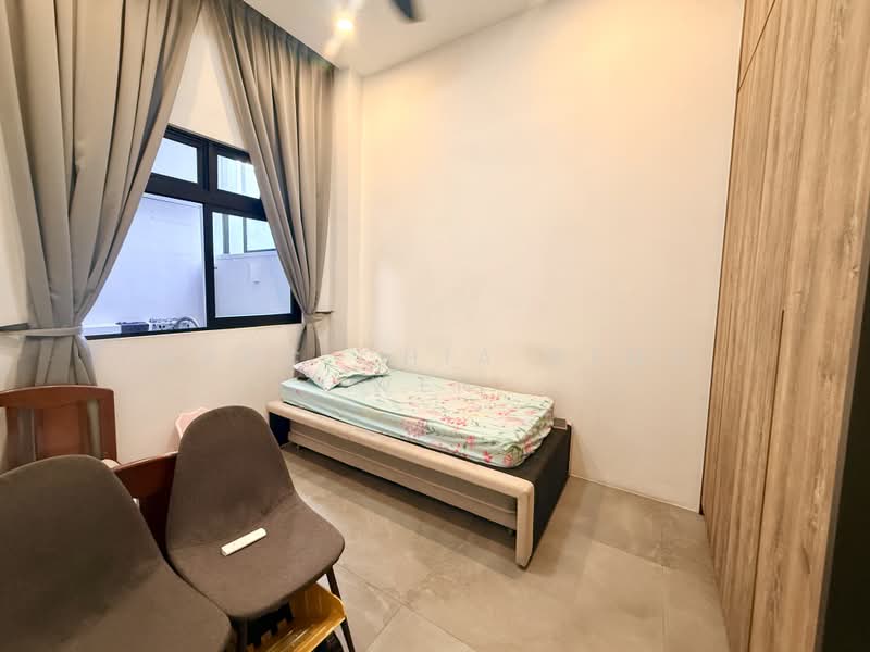 Almost New Inter For Sale - Move In Condition, Conway Grove/ Chiselhurst Grove/ Coniston Grove, 5 Bedrooms, 3,700 sqft, Terraced House For Sale, by Marc Chia Peng Wen, 500155907 - Bedroom - PropertyGuru.com.sg