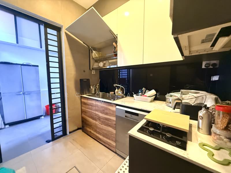 Almost New Inter For Sale - Move In Condition, Conway Grove/ Chiselhurst Grove/ Coniston Grove, 5 Bedrooms, 3,700 sqft, Terraced House For Sale, by Marc Chia Peng Wen, 500155907 - Kitchen - PropertyGuru.com.sg