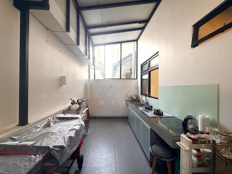 Almost New Inter For Sale - Move In Condition, Conway Grove/ Chiselhurst Grove/ Coniston Grove, 5 Bedrooms, 3,700 sqft, Terraced House For Sale, by Marc Chia Peng Wen, 500155907 - Kitchen - PropertyGuru.com.sg