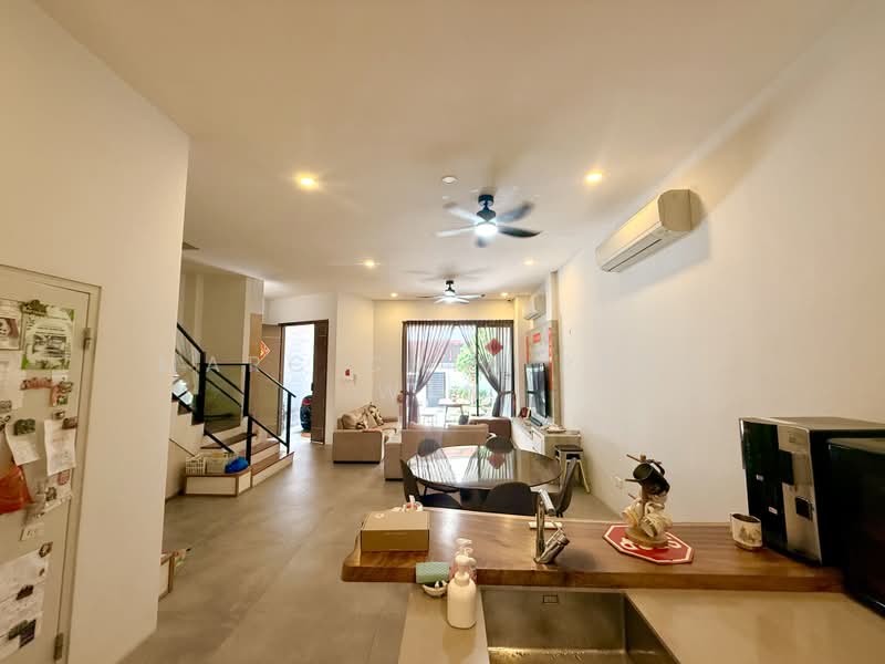 Almost New Inter For Sale - Move In Condition, Conway Grove/ Chiselhurst Grove/ Coniston Grove, 5 Bedrooms, 3,700 sqft, Terraced House For Sale, by Marc Chia Peng Wen, 500155907 - Living Room - PropertyGuru.com.sg