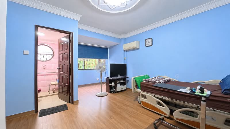 D19 Rare BIG Plot Freehold 3-Storey Semi-D, Off Upper Serangoon Road, 6 Bedrooms, 4,630 sqft, Semi-Detached House For Sale, by Peck Chai Ping, 500155954 - Bedroom - PropertyGuru.com.sg