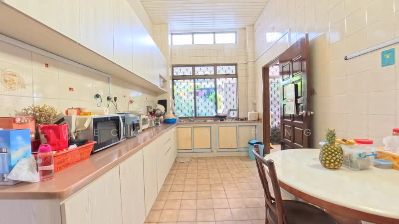 D19 Rare BIG Plot Freehold 3-Storey Semi-D, Off Upper Serangoon Road, 6 Bedrooms, 4,630 sqft, Semi-Detached House For Sale, by Peck Chai Ping, 500155954 - Kitchen - PropertyGuru.com.sg