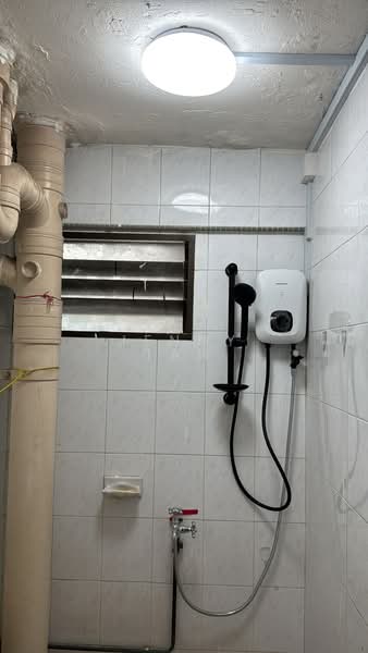 15 Hougang Avenue 3, 15 Hougang Avenue 3, 3 Bedrooms, 1,000 sqft, HDB Flat For Rent, by Jenny Tan, 500155976 - Bathroom - PropertyGuru.com.sg