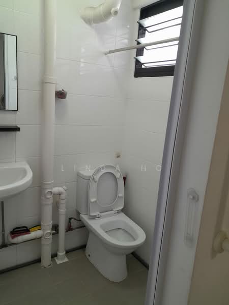 117 Bedok Reservoir Road, 117 Bedok Reservoir Road, 2 Bedrooms, 721 sqft, HDB Flat For Rent, by Linda Ho, 500155980 - Bathroom - PropertyGuru.com.sg