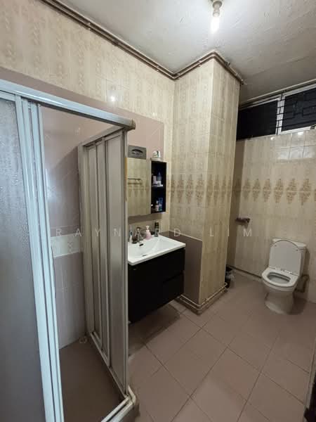Hong San Walk, Hong San Walk, 6 Bedrooms, 3,743 sqft, Semi-Detached House For Sale, by Raynard Lim, 500155981 - Bathroom - PropertyGuru.com.sg