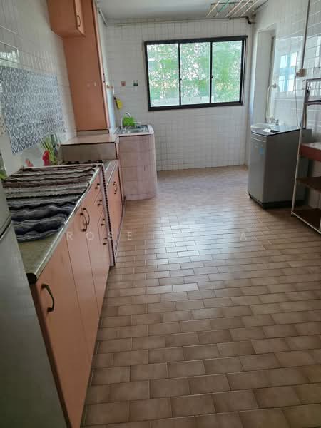 420 Bukit Batok West Avenue 2, 420 Bukit Batok West Avenue 2, 2 Bedrooms, 721 sqft, HDB Flat For Rent, by Rose Latha, 500155998 - Kitchen - PropertyGuru.com.sg