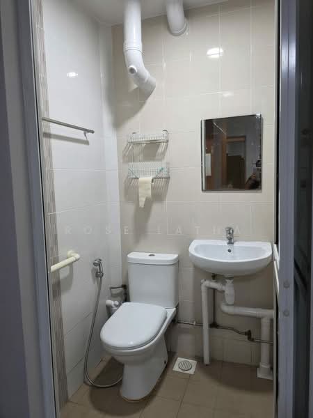 420 Bukit Batok West Avenue 2, 420 Bukit Batok West Avenue 2, 2 Bedrooms, 721 sqft, HDB Flat For Rent, by Rose Latha, 500155998 - Bathroom - PropertyGuru.com.sg