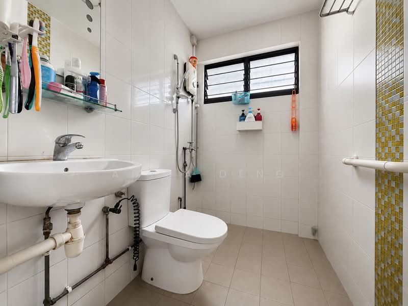 426 Bukit Batok West Avenue 2, 426 Bukit Batok West Avenue 2, 3 Bedrooms, 1,108 sqft, HDB Flat For Sale, by Adira Deng, 500156007 - Common Bathroom - PropertyGuru.com.sg