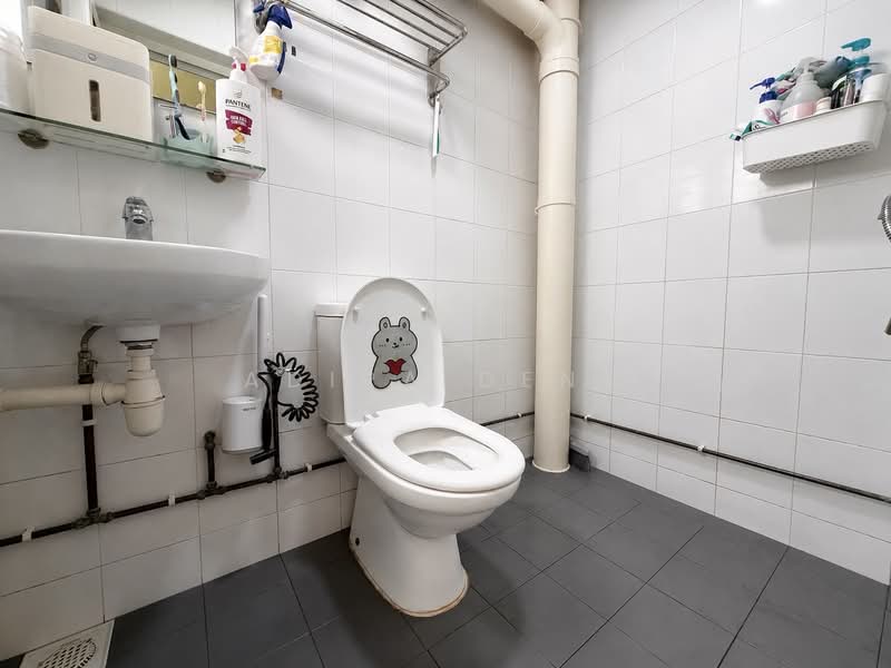 426 Bukit Batok West Avenue 2, 426 Bukit Batok West Avenue 2, 3 Bedrooms, 1,108 sqft, HDB Flat For Sale, by Adira Deng, 500156007 - Master Bathroom - PropertyGuru.com.sg