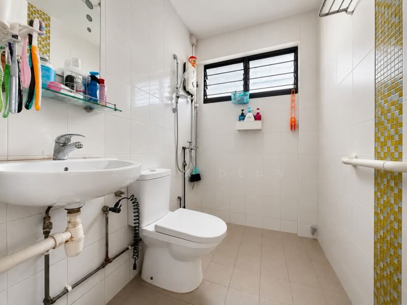 426 Bukit Batok West Avenue 2, 426 Bukit Batok West Avenue 2, 3 Bedrooms, 1,108 sqft, HDB Flat For Sale, by Adira Deng, 500156007 - Common Bathroom - PropertyGuru.com.sg