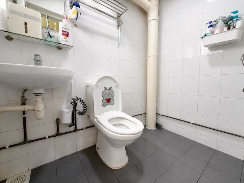 426 Bukit Batok West Avenue 2, 426 Bukit Batok West Avenue 2, 3 Bedrooms, 1,108 sqft, HDB Flat For Sale, by Adira Deng, 500156007 - Master Bathroom - PropertyGuru.com.sg