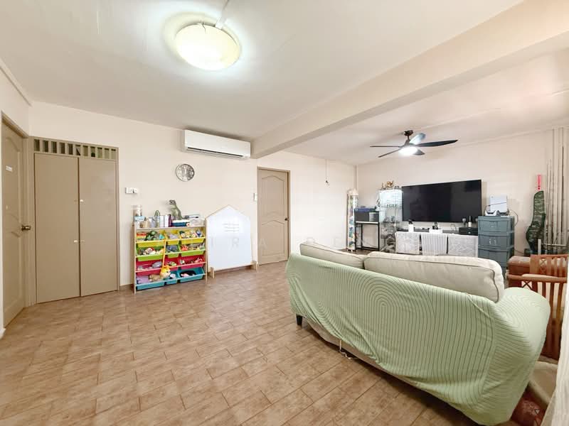 426 Bukit Batok West Avenue 2, 426 Bukit Batok West Avenue 2, 3 Bedrooms, 1,108 sqft, HDB Flat For Sale, by Adira Deng, 500156007 - Living Room - PropertyGuru.com.sg