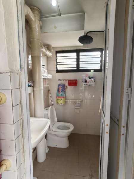 481 Jurong West Street 41, 481 Jurong West Street 41, 2 Bedrooms, 882 sqft, HDB Flat For Sale, by Melinda Choo, 500156018 - Common Bathroom - PropertyGuru.com.sg