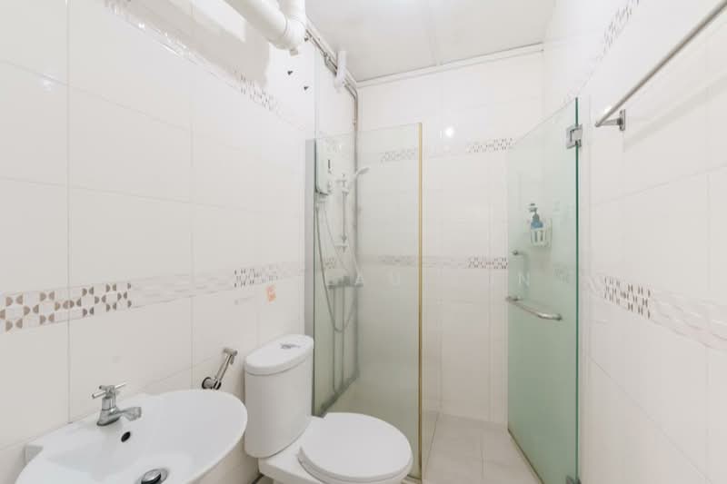 154 Gangsa Road, 154 Gangsa Road, 3 Bedrooms, 1,302 sqft, HDB Flat For Sale, by Yvonne Lau Jun Li, 500156025 - Bathroom - PropertyGuru.com.sg