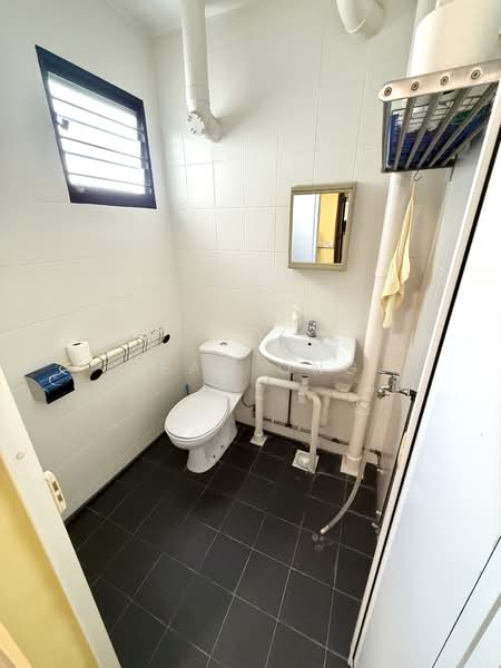 330 Ang Mo Kio Avenue 1, 330 Ang Mo Kio Avenue 1, 2 Bedrooms, 732 sqft, HDB Flat For Sale, by Sean Ong, 500156030 - Bathroom - PropertyGuru.com.sg