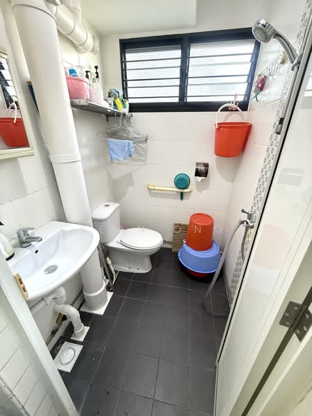 330 Ang Mo Kio Avenue 1, 330 Ang Mo Kio Avenue 1, 2 Bedrooms, 732 sqft, HDB Flat For Sale, by Sean Ong, 500156030 - Bathroom - PropertyGuru.com.sg