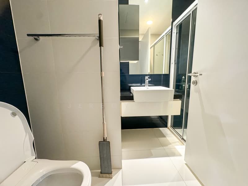 The Interlace, 180 Depot Road, 2 Bedrooms, 1,216 sqft, Condominium For Rent, by Jeremy Toh, 500156089 - Bathroom - PropertyGuru.com.sg
