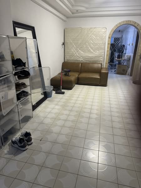 304 Jurong East Street 32, 304 Jurong East Street 32, 3 Bedrooms, 1,012 sqft, HDB Flat For Rent, by Sally Koh, 500156092 - Living Room - PropertyGuru.com.sg