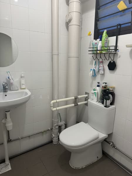 304 Jurong East Street 32, 304 Jurong East Street 32, 3 Bedrooms, 1,012 sqft, HDB Flat For Rent, by Sally Koh, 500156092 - Bathroom - PropertyGuru.com.sg