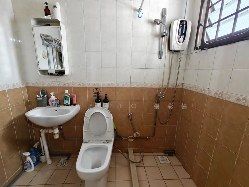 617 Jurong West Street 65, 617 Jurong West Street 65, 3 Bedrooms, 907 sqft, HDB Flat For Sale, by Joey Teo 張彩億, 500156261 - Bathroom - PropertyGuru.com.sg
