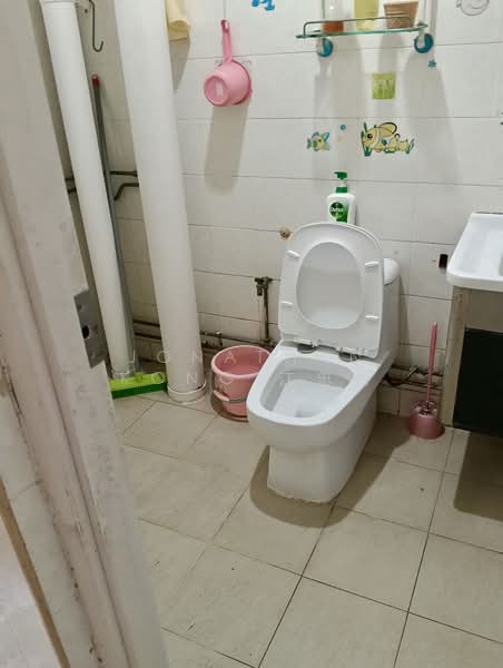 335 Sembawang Close, 335 Sembawang Close, Room Rental, 120 sqft, HDB Flat For Rent, by Jonathan Kong 江忠仁, 500156311 - Bathroom - PropertyGuru.com.sg