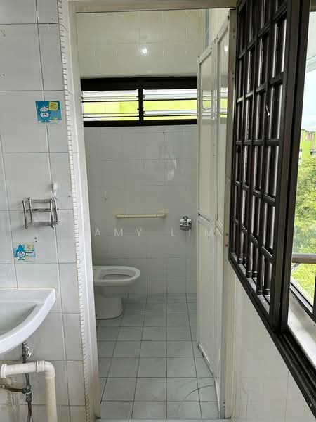 13 Jalan Bukit Merah, 13 Jalan Bukit Merah, 3 Bedrooms, 1,000 sqft, HDB Flat For Rent, by Amy Lim, 500156326 - Bathroom - PropertyGuru.com.sg
