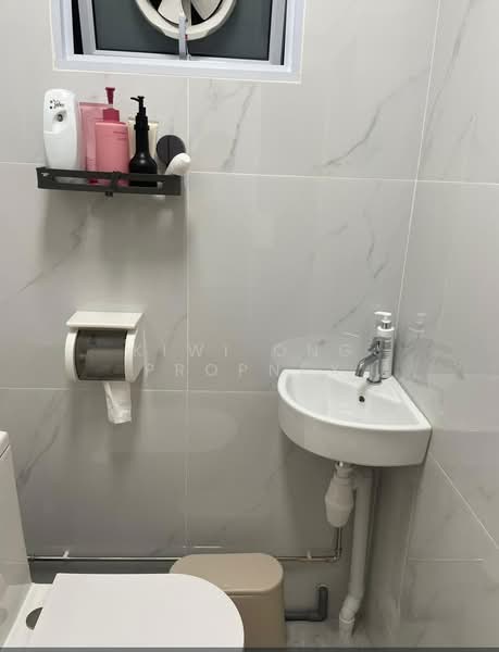 427 Clementi Avenue 3, 427 Clementi Avenue 3, Room Rental, 180 sqft, HDB Flat For Rent, by Kiwi Ong Propnex, 500156369 - Bathroom - PropertyGuru.com.sg