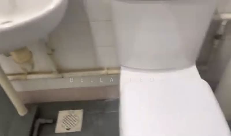 642 Jurong West Street 61, 642 Jurong West Street 61, 3 Bedrooms, 1,000 sqft, HDB Flat For Rent, by Bella Teo, 500156374 - Bathroom - PropertyGuru.com.sg