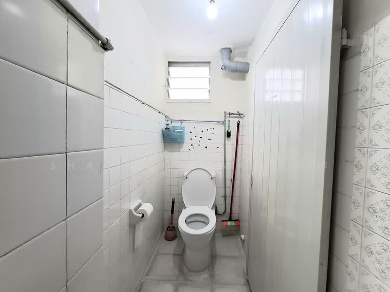 3 Lorong Lew Lian, 3 Lorong Lew Lian, Room Rental, 150 sqft, HDB Flat For Rent, by Sharon Wong 王昱婷, 500156405 - Bathroom - PropertyGuru.com.sg