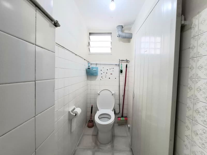 3 Lorong Lew Lian, 3 Lorong Lew Lian, Room Rental, 150 sqft, HDB Flat For Rent, by Jenny Lum, 500156406 - Bathroom - PropertyGuru.com.sg