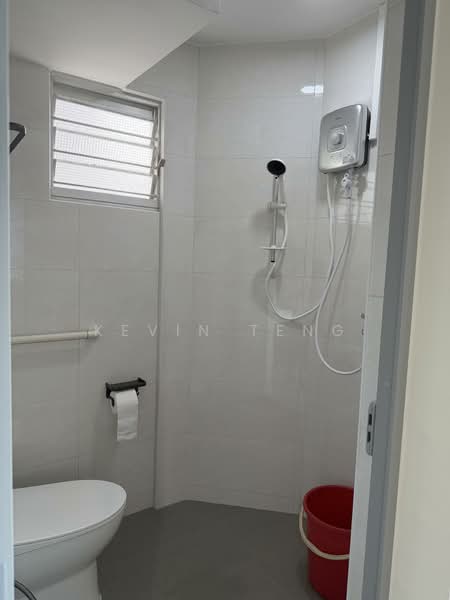 210 Jurong East Street 21, 210 Jurong East Street 21, 2 Bedrooms, 882 sqft, HDB Flat For Rent, by Kevin Teng, 500156426 - Bathroom - PropertyGuru.com.sg
