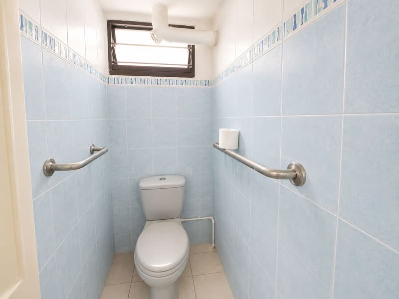 195 Kim Keat Avenue, 195 Kim Keat Avenue, 3 Bedrooms, 710 sqft, HDB Flat For Sale, by John Lee, 500156478 - Bathroom - PropertyGuru.com.sg