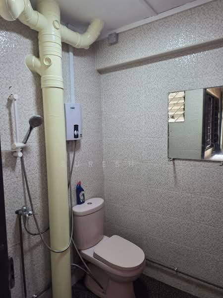 123 Mcnair Road, 123 Mcnair Road, 2 Bedrooms, 689 sqft, HDB Flat For Sale, by Suresh ., 500156484 - Common Bathroom - PropertyGuru.com.sg