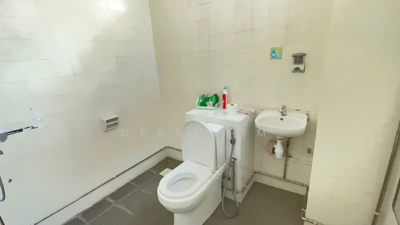 Sago Street : Retail, 17 Trengganu Street, 1,982 sqft, Office For Rent, by Derek Lim, 500156485 - Bathroom - CommercialGuru.com.sg