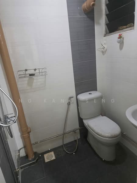 534 Ang Mo Kio Avenue 10, 534 Ang Mo Kio Avenue 10, 2 Bedrooms, 732 sqft, HDB Flat For Rent, by Ng Kang Seng, 500156539 - Bathroom - PropertyGuru.com.sg