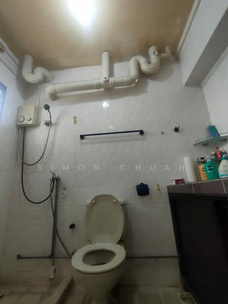 141 Rivervale Street, 141 Rivervale Street, 3 Bedrooms, 1,076 sqft, HDB Flat For Sale, by Simon Chuah, 500156569 - Bathroom - PropertyGuru.com.sg