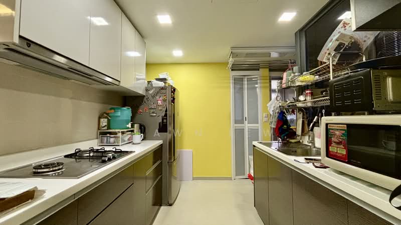 Twin Fountains, 11 Woodlands Avenue 6, 3 Bedrooms, 1,195 sqft, Executive Condominium For Sale, by Shawn Lew, 500156660 - Kitchen - PropertyGuru.com.sg