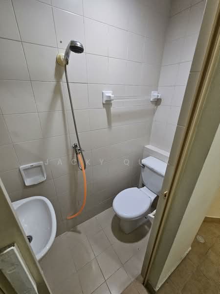 East Meadows, 30 Tanah Merah Kechil Road, Room Rental, 100 sqft, Condominium For Rent, by Jacky Quek, 500156702 - Bathroom - PropertyGuru.com.sg