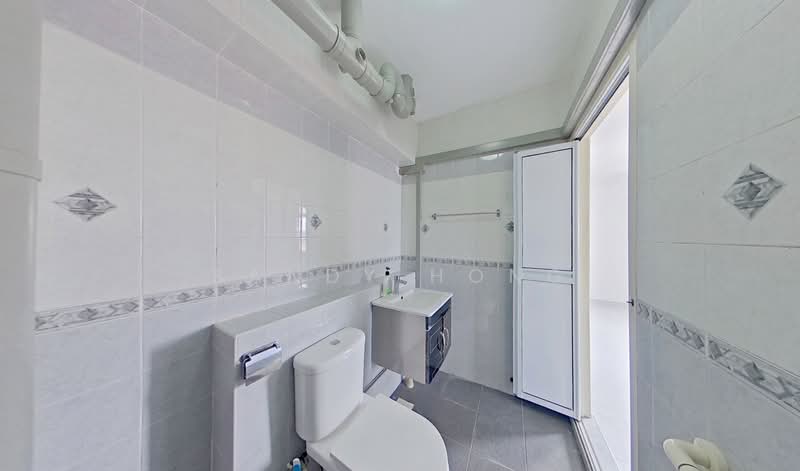 657A Jurong West Street 65, 657A Jurong West Street 65, 3 Bedrooms, 979 sqft, HDB Flat For Rent, by Sandy Hong, 500156762 - Bathroom - PropertyGuru.com.sg