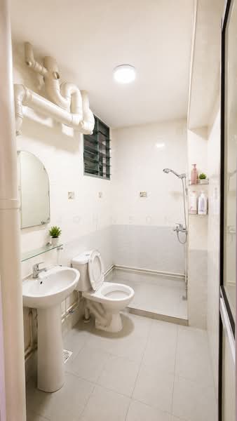 454 Choa Chu Kang Avenue 4, 454 Choa Chu Kang Avenue 4, 3 Bedrooms, 1,323 sqft, HDB Flat For Sale, by Johnson Lim, 500156773 - Bathroom - PropertyGuru.com.sg