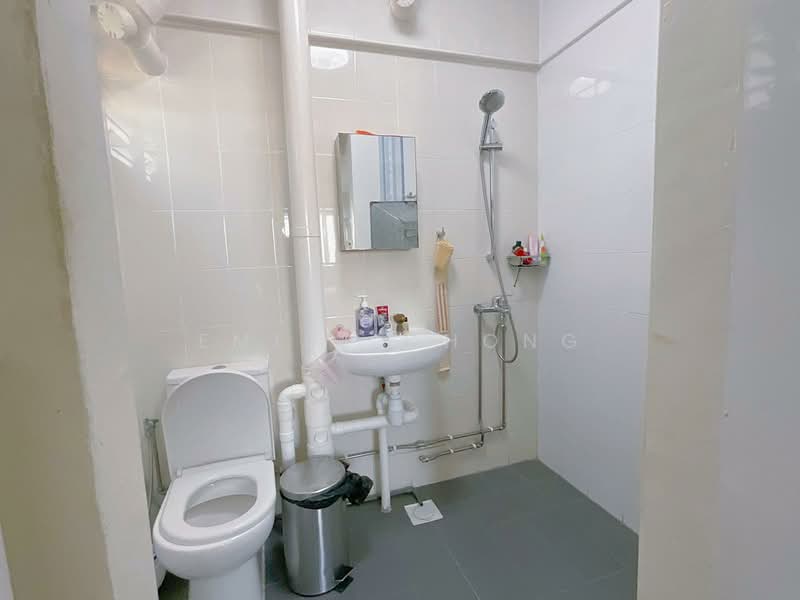 725 Ang Mo Kio Avenue 6, 725 Ang Mo Kio Avenue 6, 3 Bedrooms, 1,281 sqft, HDB Flat For Sale, by Emily Chong, 500156811 - Bathroom - PropertyGuru.com.sg
