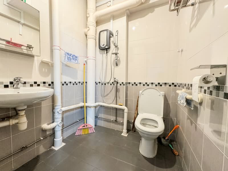 637 Veerasamy Road, 637 Veerasamy Road, 2 Bedrooms, 786 sqft, HDB Flat For Sale, by Aloysius Thomas Tan, 500156875 - Bathroom - PropertyGuru.com.sg